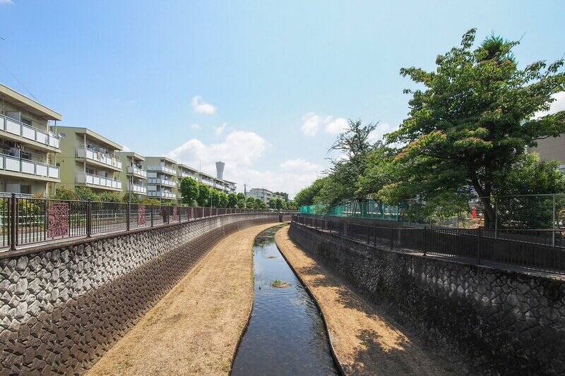 ご紹介する物件は、一級河川「仙川」のすぐそばに所在しています。川沿いはお散歩コースにピッタリで、春には桜も楽しめますよ。（徒歩2分）