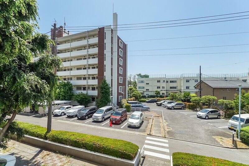 バルコニーに出ると、お向かいの2号棟と、間にある駐車場が見えます。2階の住戸で、こんなに圧迫感のない眺めが手に入るのはちょっとラッキーかも。