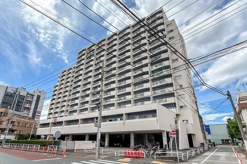 目黒通り沿いに佇む、1971年築、総戸数150戸のマンション。下層階には様々なテナントが入居しています。建物や共用部は適宜メンテナンスがされており、きれいに整備されている印象です。