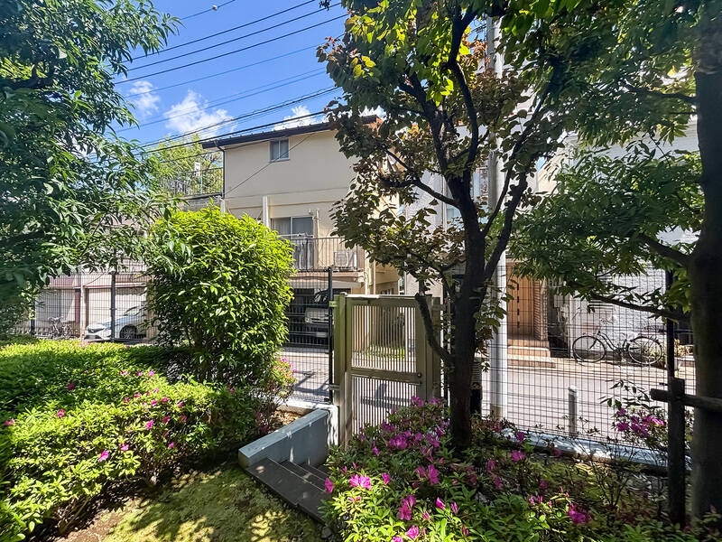 植栽が目隠しとなり外からの視線がやわらかく遮られていて、プライバシーを守りやすそう。鍵付きの扉で道路から出入りが可能な構造になっているので、このあたりは現地でもご確認くださいね。