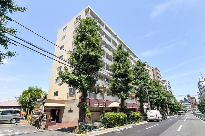 1975年竣工、総戸数59戸のマンション。1階にはスーパー「いなげや目黒八雲店」が入っており、日々の買い物に困らない環境。東急東横線<b>「都立大学」駅までは徒歩5分</b>と、駅からほど近い立地も魅力です◎