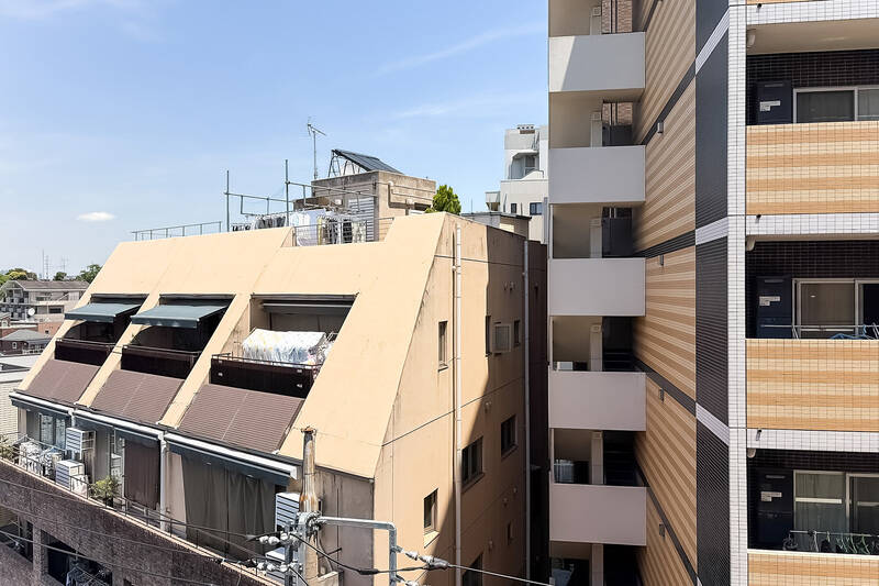 住戸所在は5階。バルコニー正面にはマンションが見えます。視線がやや気になるので、普段はレースカーテンを閉めておくとよさそうです。