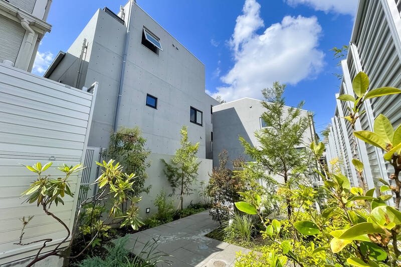 東急田園都市線「駒沢大学」駅から徒歩6分の旗竿地に建つコーポラティブハウス。コンクリートの無機質な表情と直線的なラインが、スタイリッシュな印象です。