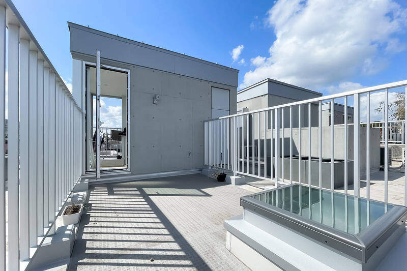 気持ちのよい青空！ 周辺には高い建物がないので、思いっきり空を仰げますよ。