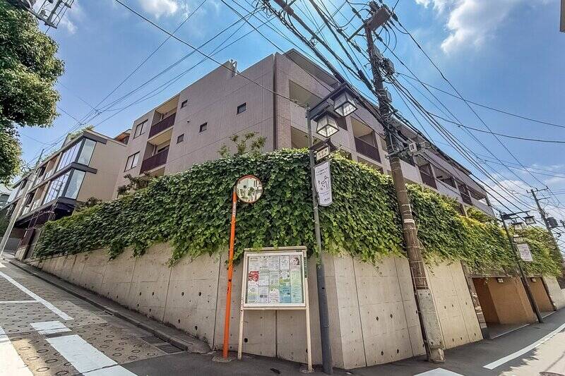 駅からわずか徒歩3分。参宮橋商店会沿いに建つ2000年築、総戸数20戸の小規模なマンションです。擁壁の上にかかる蔦が美しいですね。