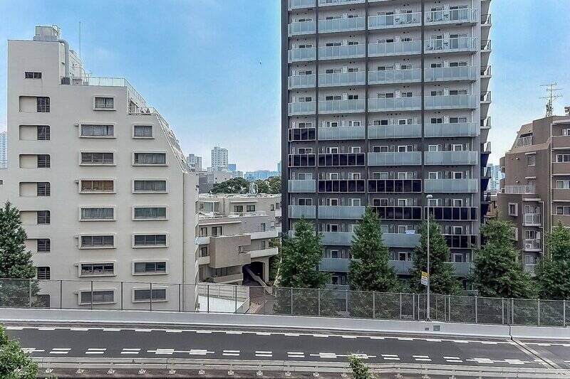 正面には高い建物がありますが、左右に視線を向けると部分的に眺望が抜けるポイントも。