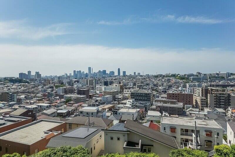 スコーンと抜けた気持ちいい眺望！ 坂道を上ってきた甲斐がありますね！ みなとみらい方面まで見渡せます。