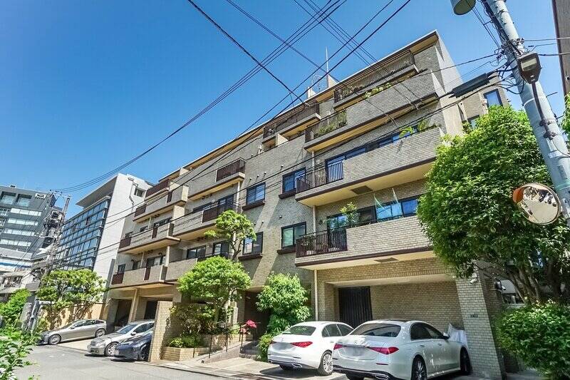 今回ご紹介するマンションは、東京メトロ南北線・都営大江戸線「麻布十番」駅から徒歩7分。ほかにも、東京メトロ南北線・都営三田線「白金高輪」駅からは徒歩13分でアクセスが可能です。3路線利用できる利便性のよさはGOODですね◎