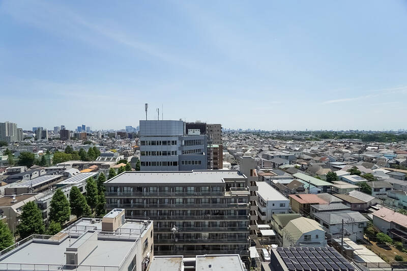 こちらの住戸は12階の角に位置しています。南東向きのバルコニーからは、街を見渡す気持ちいいビューが手に入りますよ。ちなみに、写真左手に見える銀杏並木の間に延びているのが青梅街道です。