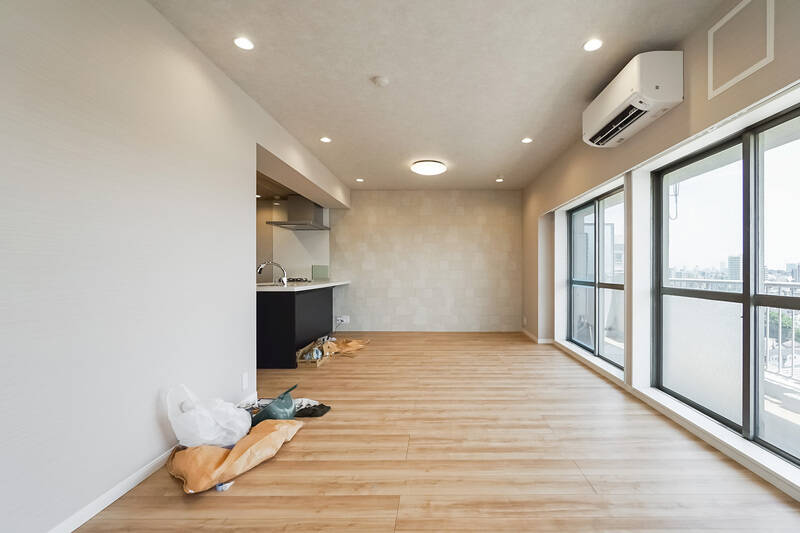 奥の壁は、アクセントとしてタイル風のクロスで仕上げられています。主張が強すぎないのでどんな家具にもマッチしそうです。