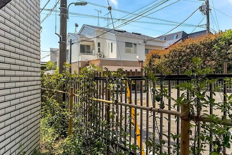 周囲は住宅街のため人通りが少なく、落ち着いて過ごせる環境です。