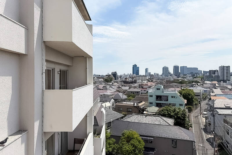 こちらは南西向きのバルコニー。周辺に高い建物がないので、抜けのある眺望が気持ちいいです! 左手にはマンションの別住戸が見えるため、視線が気になる場面がありそう。