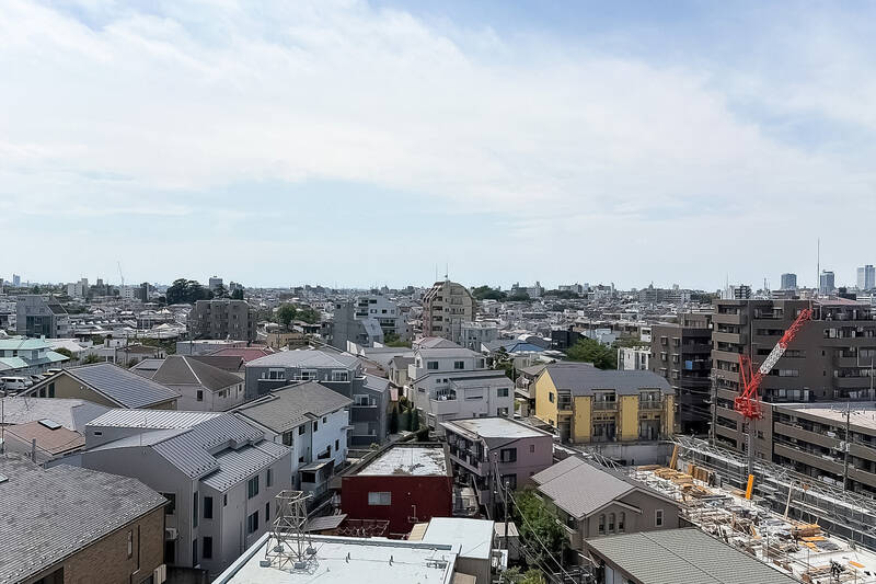 北西向きのバルコニー。こちら側も街を見下ろせる、抜けのある眺望です。広い空も享受できて、爽快な気分!