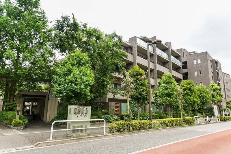 最寄りの京王線「芦花公園」駅から徒歩6分。今回ご紹介する物件は、2018年竣工・総戸数389戸の大規模マンション内にある一室。対象棟は280戸で構成されています。