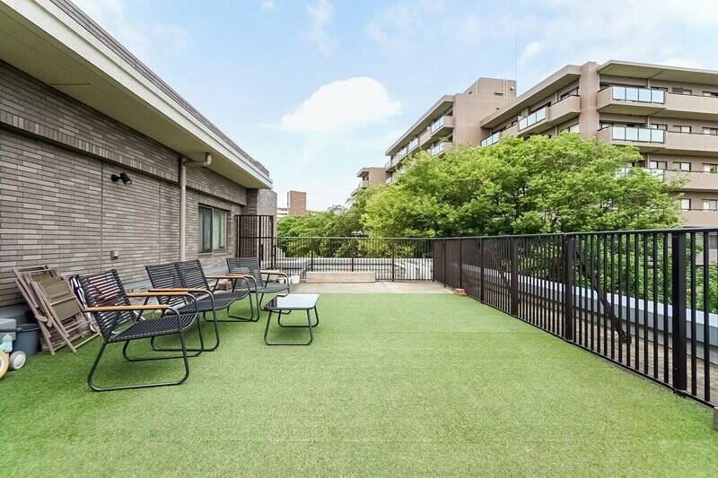 どこまでも青空が広がるような、約55㎡もの開放的なルーフバルコニー。まわりには視線を遮る高い建物が少なく、世田谷の豊かな緑を贅沢に一望できる特別な場所です。これだけ広いと、暮らしの幅が広がりそう……！