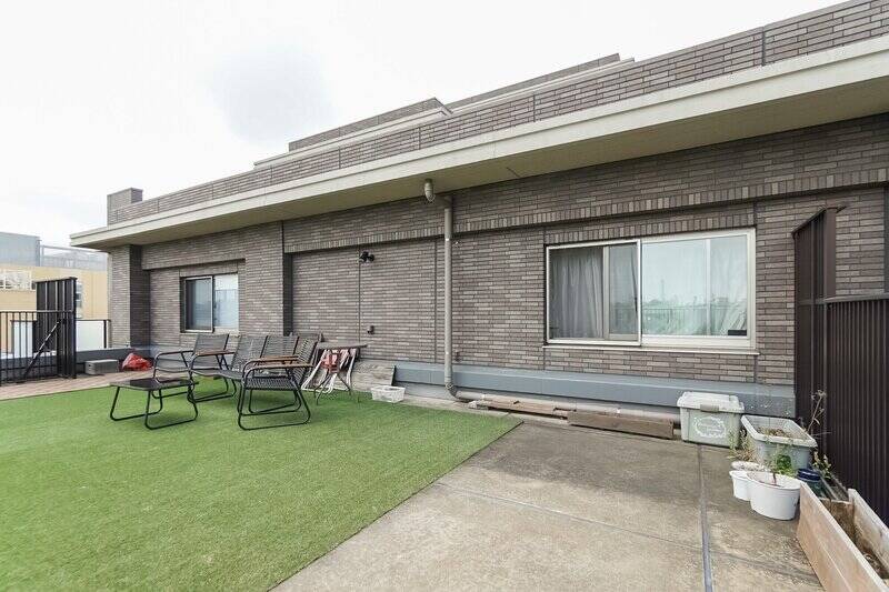 床にはウッドパネルと人工芝が敷かれており、テーブルや椅子を置いてもまだまだゆとりがあります。