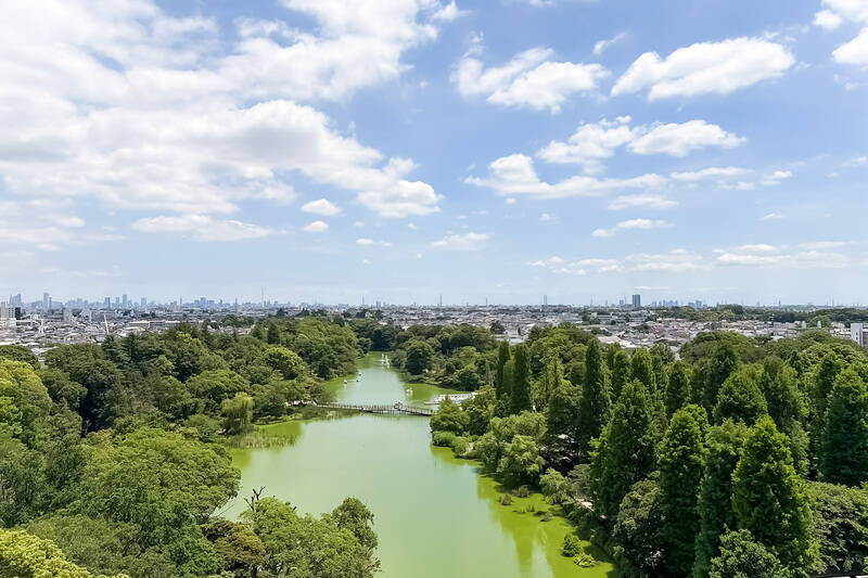 住戸のバルコニーからの眺めです。ちょうど眼下にスワンボートのおうち（発着所）が見えるナイスビュー。12階・公園向きですので外からの視線は気になりません。この景色なら、レースカーテンを閉めるのなんてもったいないくらいかも。