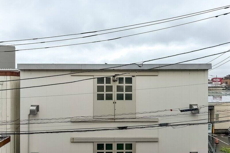 正面には建物が立地していますが、左右に視線を向けると視界が抜ける角度もありますよ。