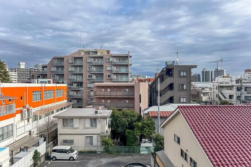 北東側正面の眺望。住宅街の穏やかな景色が広がります。