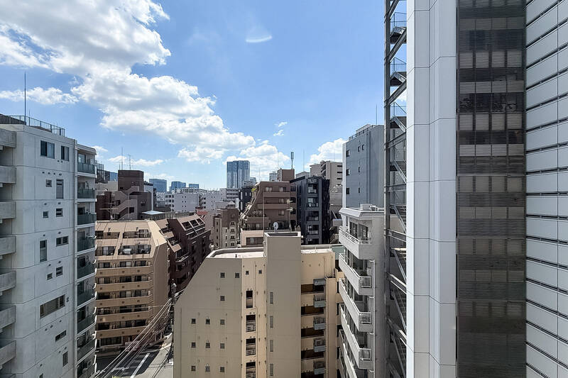 10階に所在していることもあり、空が広く抜けています。周辺にはビルが建ち並んでいますが、少し距離があるので、そこまで視線などは気にならなさそうです。実際の感じ方は現地でご確認ください。