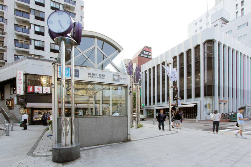 老舗と最先端のお店が融合し、個性的な街並みを形成している “麻布十番エリア”。周辺には各国の大使館が建ち並び、国際色豊かな一面もあります。