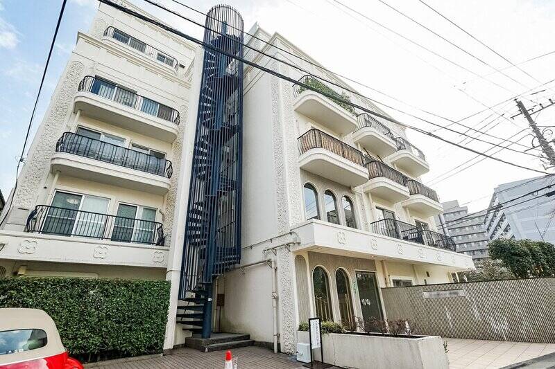 今回ご紹介するマンションは、カウカモでも度々登場する “シャンボールシリーズ” のひとつ。1972年竣工・地上6階建て、総戸数41戸のヴィンテージマンションです。