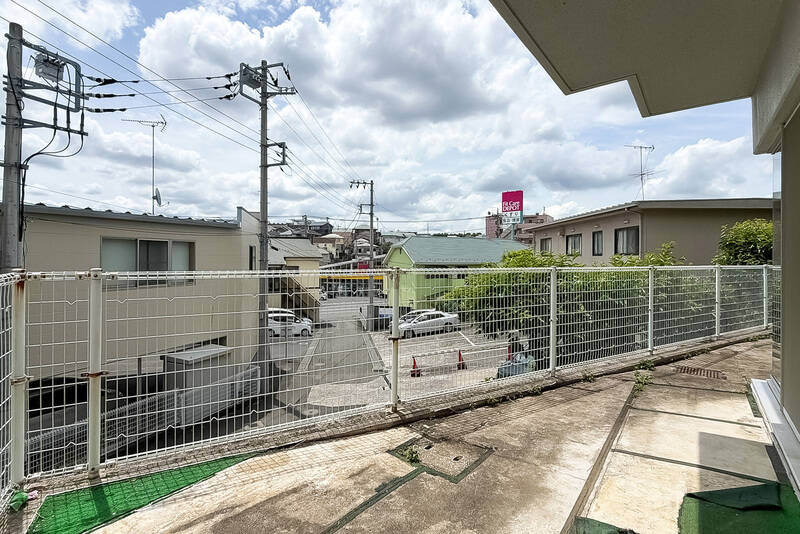 目の前の路地は通り抜けができないので、人や車の通行は少なさそうです。