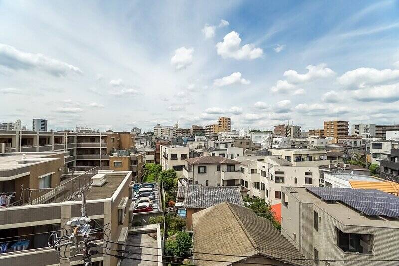 北西向きのバルコニーに出ると、視界を遮るものの無い気持ちいい景色が！ 周囲は閑静な住宅街で、とても落ち着いた環境と言えそうです。