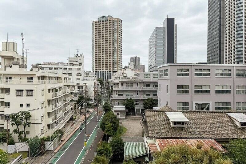 北側は駅方面へ走る “ドレメ通り” ビュー。手前に先ほどご紹介した「杉野記念館」の屋根が見えますね！