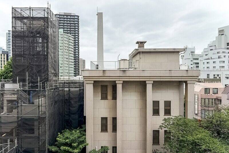 南側の眺望。正面のクラシカルな建物は「杉野学園 衣裳博物館」。