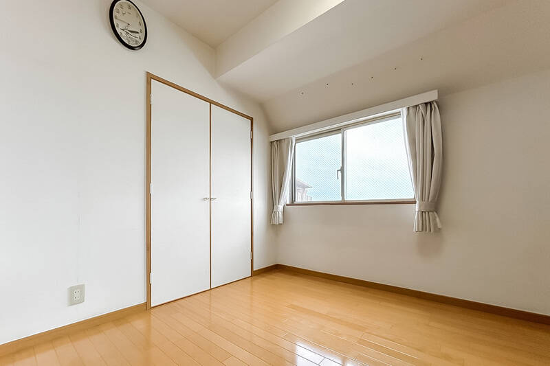 約5.8帖の洋室B。北東向きに腰窓が配されています。