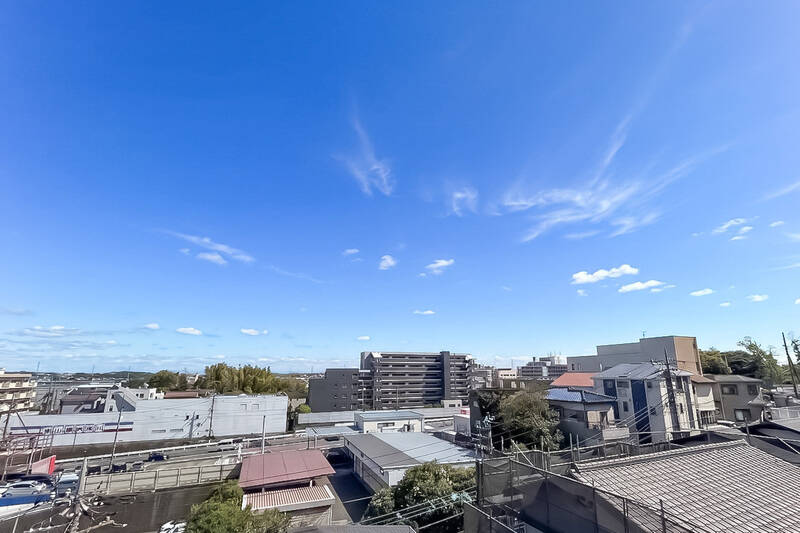 こちらは南向きの眺望。このエリアは第一種低層住居専用地域に指定されているため、周囲の建物は背が低く、気持ちいい景色が広がっています。