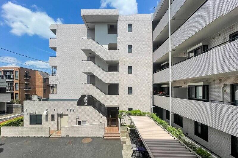 正面にはマンションの非常階段、眼下には駐車場と自転車置き場が。