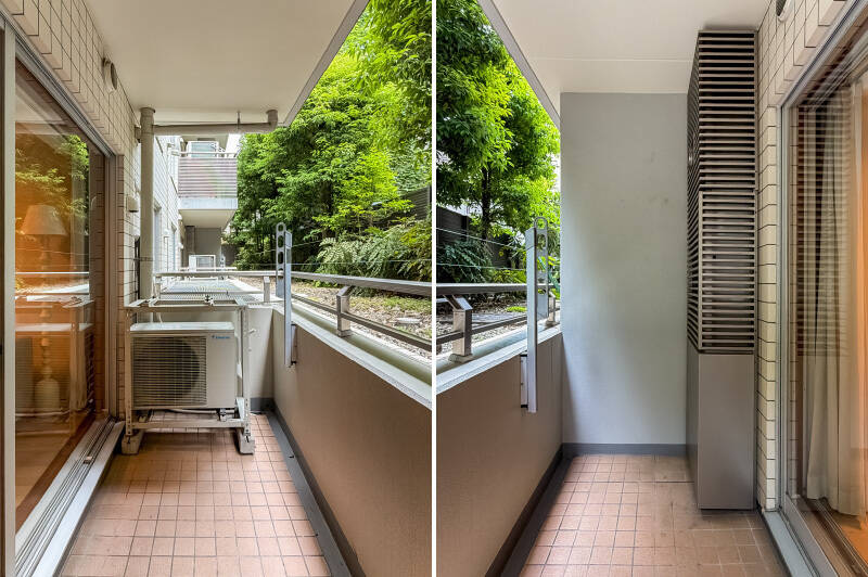 物干し金具付きのバルコニー。正面には建物の植栽が見えます。