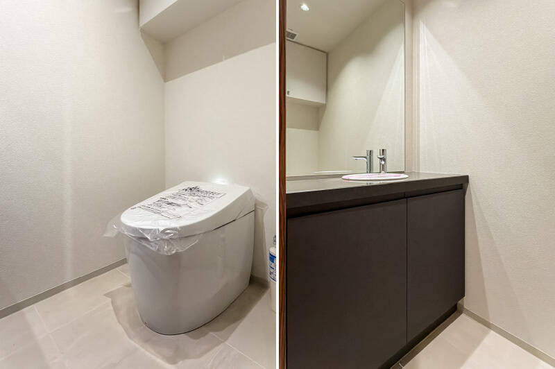 トイレはお手入れがしやすいタンクレスタイプ。正面には、独立した手洗い場も備わり清潔感のある設えです。
