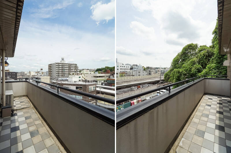 バルコニーは住戸の北〜東面に寄り添うように細長く延びています。こちらは3階の住戸ですが、周囲に視界を遮るような背の高い建物はなく、大きな空を眺めることができますよ。