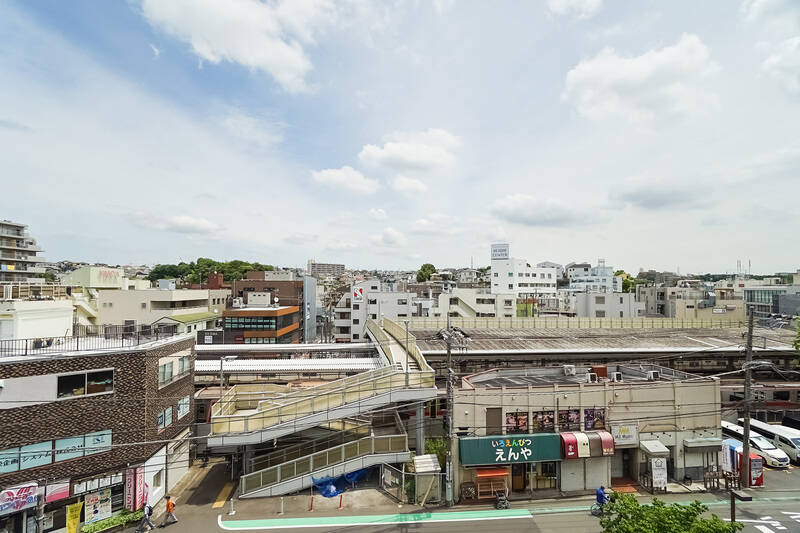 ちょうど視線の下に、「菊名」駅の東横線ホームが。実はこちらの物件は広くておしゃれなだけでなく、駅徒歩わずか3分という駅近物件でもあるのです！ 
