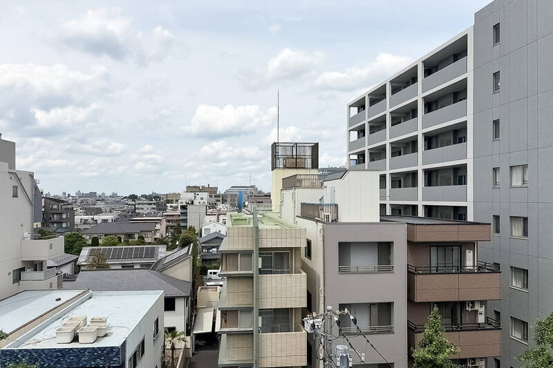 周辺には高い建物がありつつも、部分的に視界が抜けています。