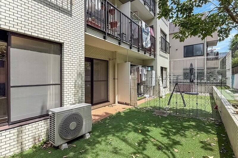 お隣の住戸とはフェンスで仕切られているので、専用庭を使う際は少し配慮をする必要がありそうです。視線の感じ方などは現地でご確認ください。