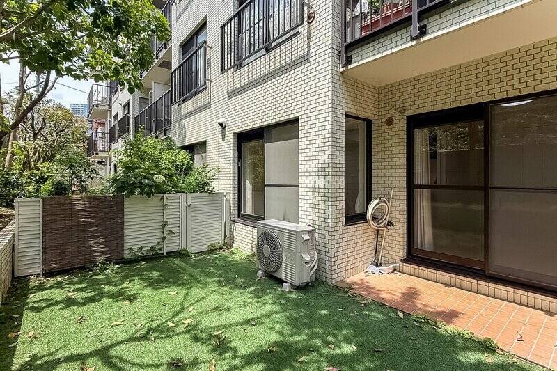 専用庭に出てみました。約21㎡の広さがあり、晴れた日は外にラウンジチェアを出して、のびのび過ごすのも気持ちよさそう……!