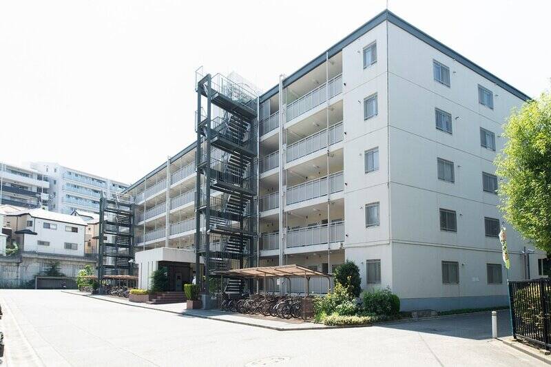 今回ご紹介するのはJR総武線「東船橋」駅から徒歩11分。1981年築、総戸数70戸のマンションです。なお2026年5月時点で、駐車場に空きがあります。最新の空き状況はエージェントまでお問い合わせください。
