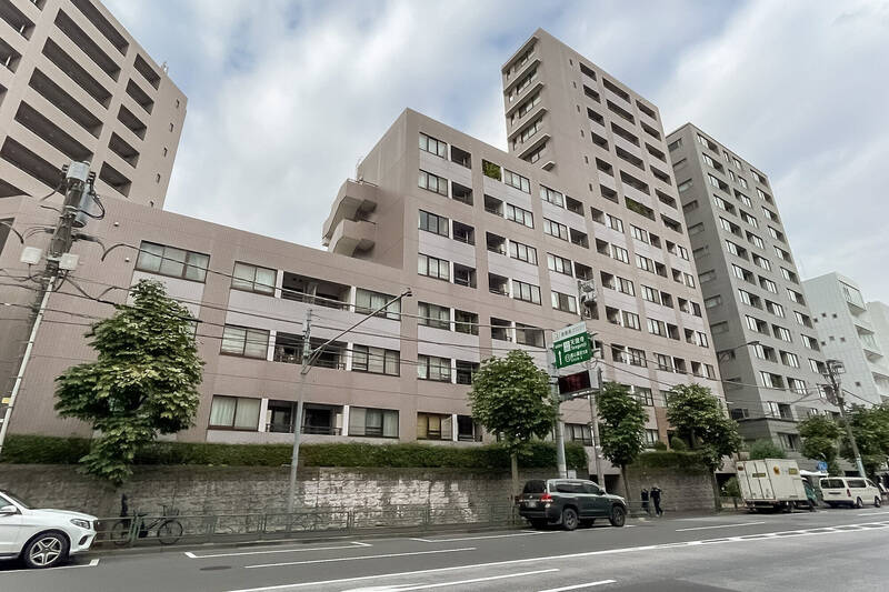 1998年に竣工した、オートロック・宅配ボックス付きのマンション。外苑西通り沿いに建つ、総戸数81戸の堂々とした建物です。