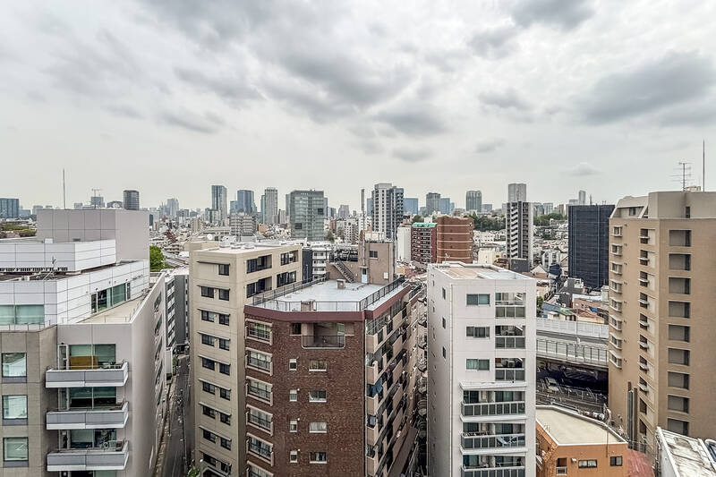 正面はビルと空が共演する都心らしい眺望。夜景も楽しみになりますね。
