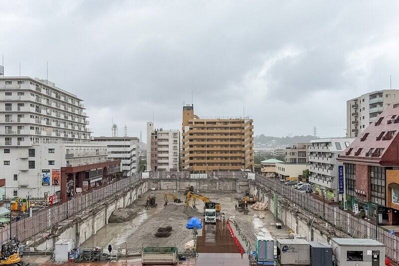目の前の敷地は「イトーヨーカドー綱島店」の跡地で、閉店後の現在は解体工事が進行中。今後の建設計画は公表されていないため、将来的には眺望や日当たりが変化する可能性があります。