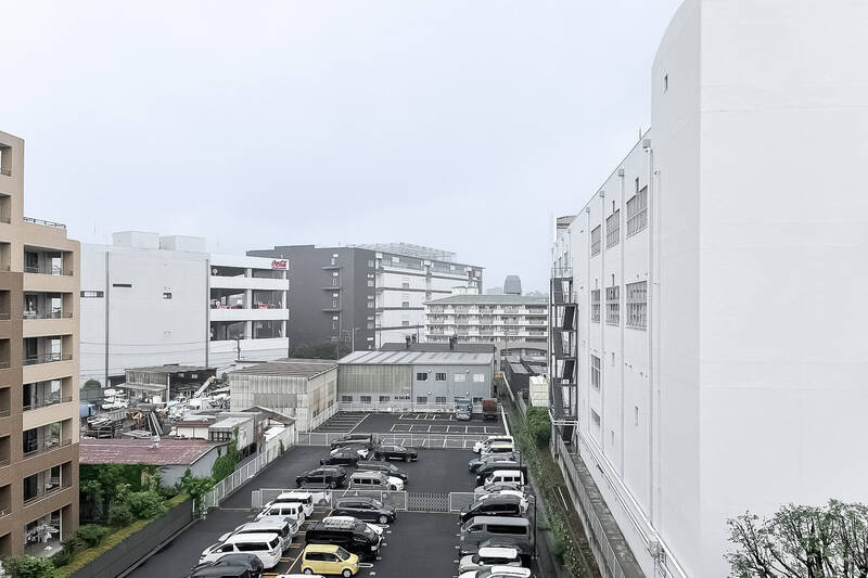 こちらは北東側の眺望。正面には駐車場があり、視界は開けています。