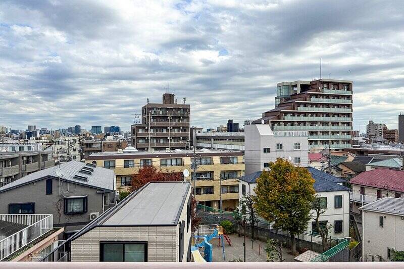 東向き正面はこんな感じ。南向き正面と同様に、空や街並みを広く見渡せます。