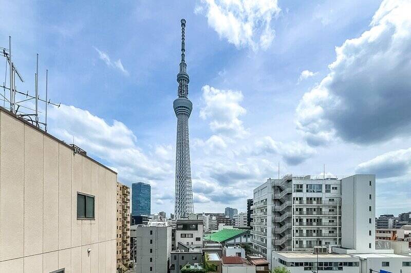 南東向きのバルコニーに出ると、正面に「東京スカイツリー」が見えます! 周辺には高い建物が建っていないので、日当たりもよさそうです。