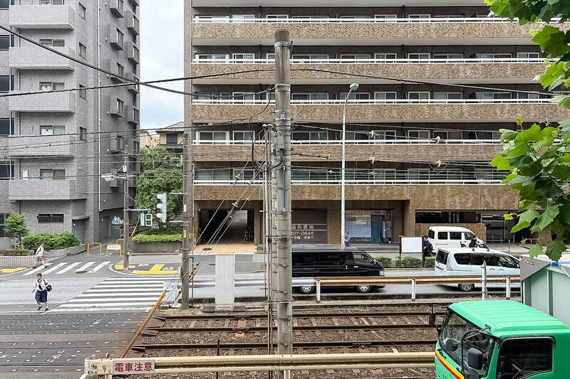 2階部分ということもあり、目の前には線路と新目白通りが大きく見えます。電車が通るたびに癒されること間違いなしですが、音はどうなのでしょうか?