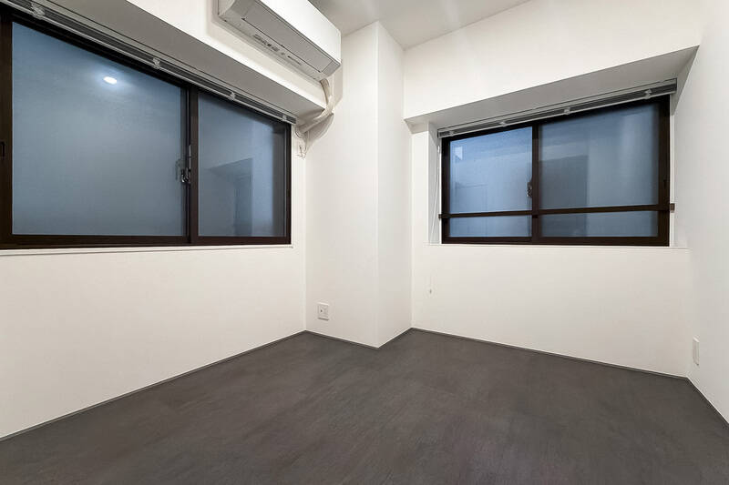 北東と南東に腰高窓がありますが、いずれもお隣の建物が近接しているためすりガラスが使われています。もちろんこちらも二重サッシを施工済み。