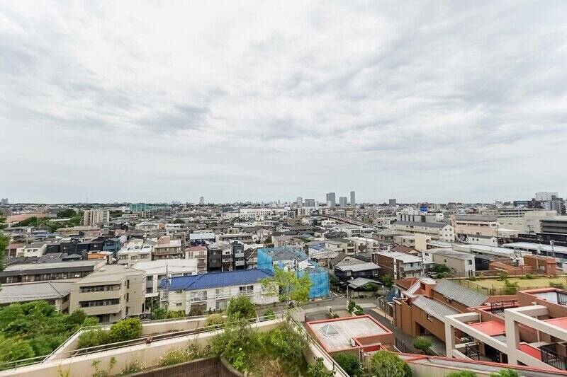 北東向きのテラスからのビュー。遠くまで視界が抜けるため、なんと “新宿エリア” のビル群まで望めます！
